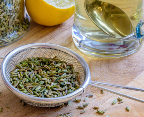 Fennel Samen in einem Sieb zubereitet für einen Tee mit Zitrone