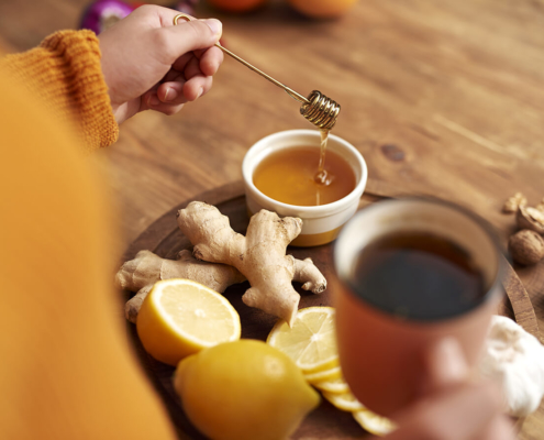Ingwer-Tee mit Honig serviert auf einem Tablett